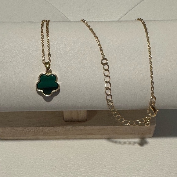 Clover Green and Gold 5 Motif Bracelet Charm Necklace Stud Earrings Set New - Picture 7 of 9